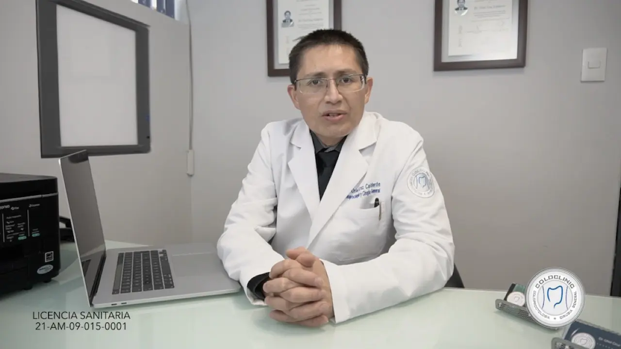 Dr. Uriel Cruz Calderón en su consultorio de Coloclinic